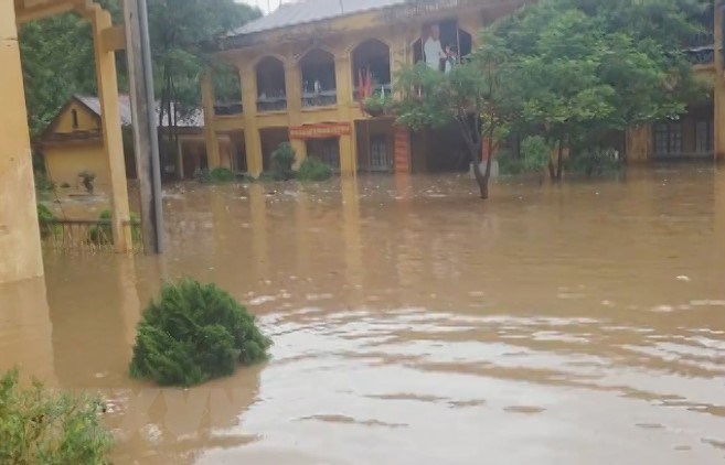 Mưa lũ làm nhiều trường học trên địa bàn xã Tà Hộc, huyện Mai Sơn, tỉnh Sơn La bị ngập úng. (Ảnh: TTXVN)