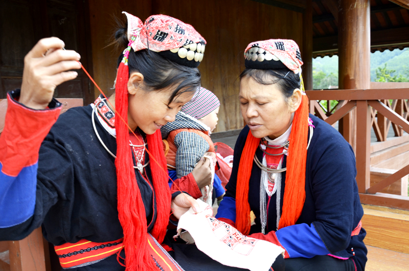 Thêu trang phục truyền thống dân tộc Dao tại Hội làng Bằng Cả (xã Bằng Cả, huyện Hoành Bồ) năm 2018