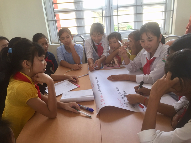 Thảo luận, viết bài tuyên truyền về chủ đề bảo vệ trẻ em qua môi trường mạng tại buổi tập huấn