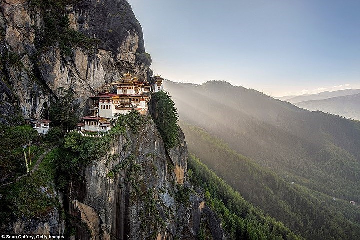  Bhutan mở cửa đón khách du lịch phương Tây từ những năm 1970. Đất nước này được biết đến là quốc gia có diện tích nhỏ nhưng người dân lại có cuộc sống hạnh phúc. 