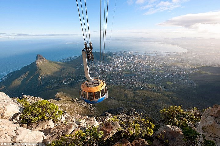 Cape Town, Nam Phi. Tới đây để tận hưởng khung cảnh thiên đường từ đỉnh núi Bàn, nơi những đám mây trắng lơ lửng ngay trên đầu du khách, những bãi biển xanh ngắt với bãi cát trắng mịn trải dài và những chú chim cánh cụt dễ thương.