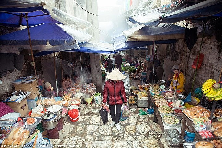  Hà Nội, Việt Nam. Du khách nên đến Hà Nội vào mùa xuân hoặc mùa thu khi nhiệt độ mát mẻ và lượng mưa ít hơn. Các khu chợ đầy màu sắc ở Hà Nội phục vụ rất nhiều món ăn, từ phở bò đến những miếng thịt lợn quay và các loại cà phê thơm ngon nổi tiếng. 