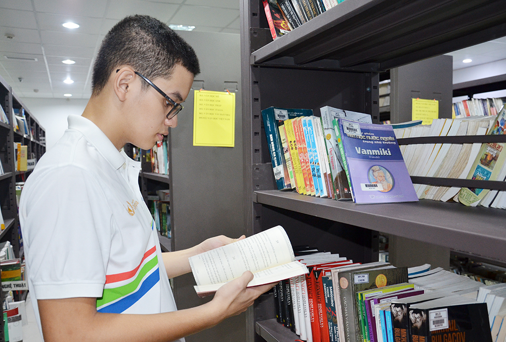 Hoàng Cường đọc sách tại Thư viện tỉnh.