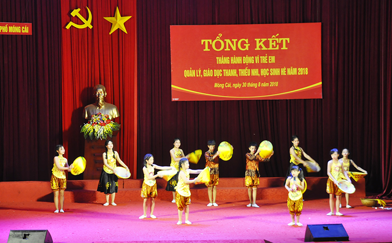 Văn nghệ chào mừng lễ tổng kết.