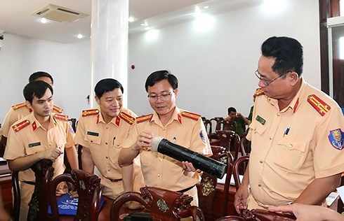 Ống phóng bùi nhùi chặn quái xế vừa được CSGT Thanh Hóa giới thiệu tại buổi sơ kết của Cục CSGT (Bộ Công an) tổ chức tại tỉnh Tiền Giang.