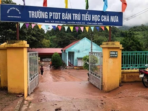 Nước bùn tràn vào trường tiểu học Chà Nưa. Ảnh: THCN