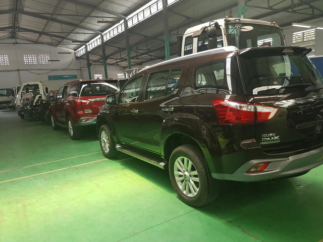 Những chiếc Isuzu mu-X phiên bản động cơ Blue Power mới được đưa về đại lý.