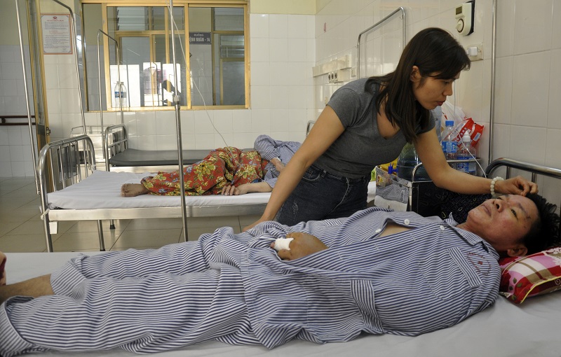 Sau khi bị Nguyễn Duy Thành gây thương tích, anh Trương Xuân Thu phải đi điều trị tại Bệnh viện đa khoa tỉnh (ảnh chụp ngày 3/4/2018 tại Bệnh viện đa khoa tỉnh). 