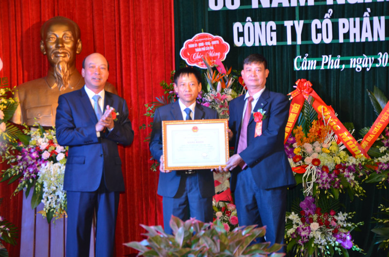 Tập thể cán bộ, công nhân Công ty CP Địa chất mỏ nhận Bằng khen của Bộ trưởng Bộ Công thương.