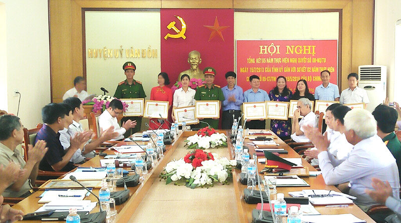 Nhiều cá nhân tập thể điển hình tiêu biểu được huyện Vân Đồn khen thưởng.