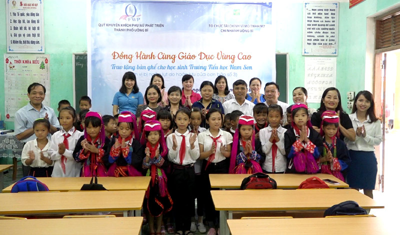 Trao 20 bộ bàn ghế cho học sinh trường Tiểu học Nam Sơn.