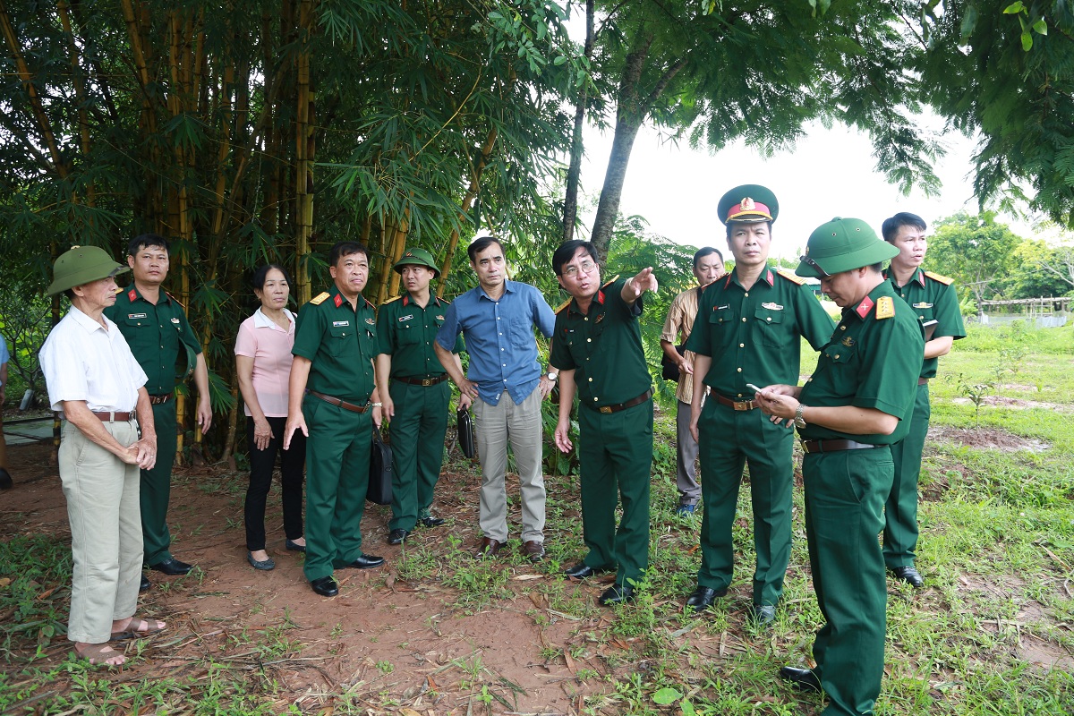 Lãnh đạo Bộ CHQS tỉnh, huyện Tiên Yên khảo sát thực địa khu vực thực dân Pháp từng máy chém tại Khe Tù.