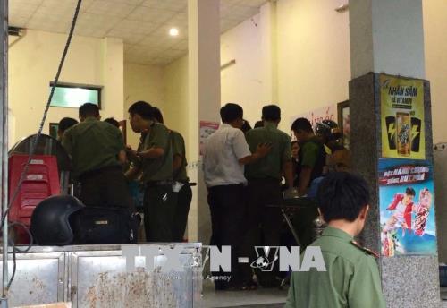 Các lực lượng chức năng khám xét nơi ở của đối tượng Lê Quốc Bình.