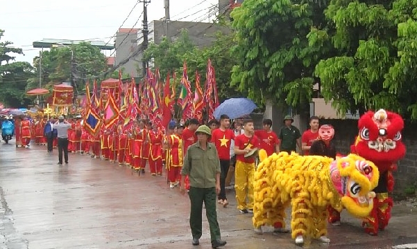 Người dân khu Bí Giàng thực hiện rước lễ vào cụm di tích cấp tỉnh đình - nghè Bí Giàng