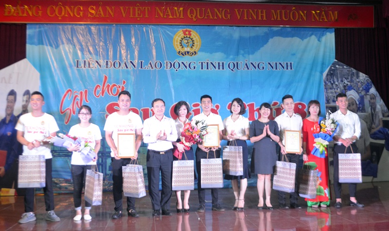 Lãnh đạo Tổng LĐLĐ Việt Nam và LĐLĐ tỉnh trao giải thưởng cho các đội thi.