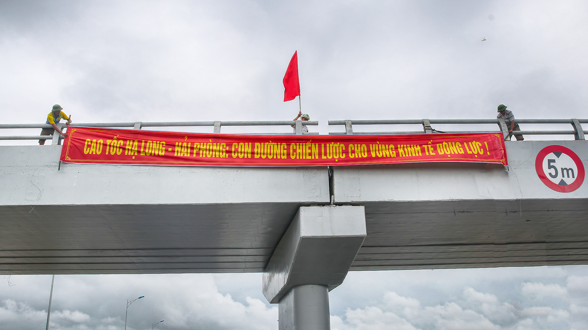 Đến giờ phút này, mọi công việc chuẩn bị cho lễ thông xe đã gần hoàn tất.