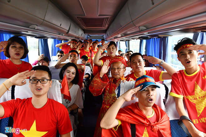 Các cổ động viên Việt Nam trên đường đến Indonesia. Ảnh: Hoàng Hà.