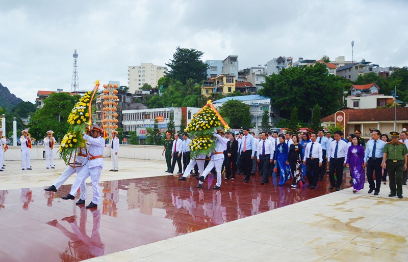 Đoàn đại biểu thay mặt cho Đảng bộ, quân và dân tỉnh Quảng Ninh đã kính cẩn dâng nén hương thơm tưởng nhớ công các Anh hùng liệt sĩ và vòng hoa với dòng chữ 