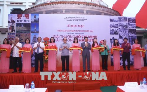 Các đại biểu cắt băng khai mạc triển lãm. Ảnh: Minh Quyết/TTXVN