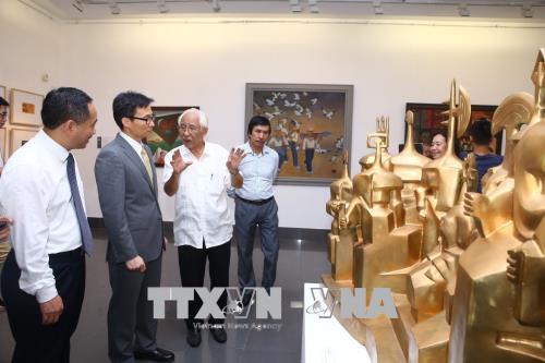 Chú thích ảnh Đại biểu tham quan triển lãm. Ảnh: Minh Quyết/TTXVN