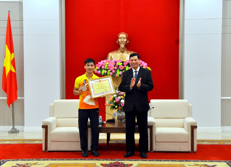 VĐV Nguyễn Thái Linh vinh dự nhận Bằng khen của UBND tỉnh.