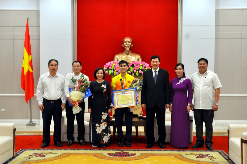 Các đồng chí lãnh đạo tỉnh tặng hoa, tuyên dương VĐV Nguyễn Thái Linh, HLV Vũ Công Dậu cùng lãnh đạo Sở, Trung tâm.