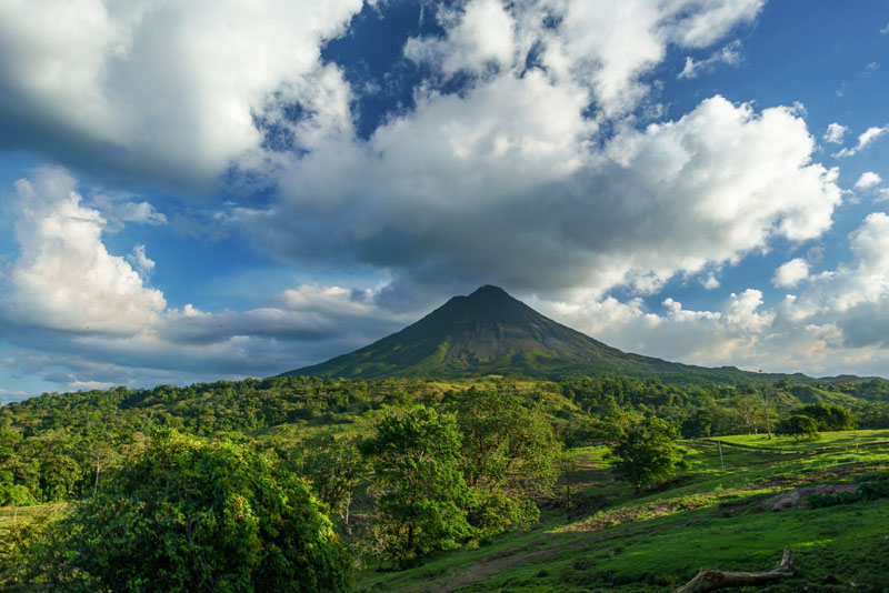1. Costa Rica Costa Rica đứng đầu danh sách quốc gia tốt nhất toàn cầu về trải nghiệm du lịch. Đất nước Trung Mỹ mang đến cho du khách một loạt trải nghiệm hấp dẫn từ rừng mưa nhiệt đới xanh tốt, cảnh sắc độc đáo ở các núi lửa đang hoạt động cùng những bãi biển trải dài. Ngoài ra, Costa Rica cũng nổi tiếng là môi trường sống của đa dạng các loài động vật hoang dã như khỉ nhện, cá sấu, cá ngựa, lười, chim quetzal (chim đuôi seo)… Ảnh: Infinite Thought.