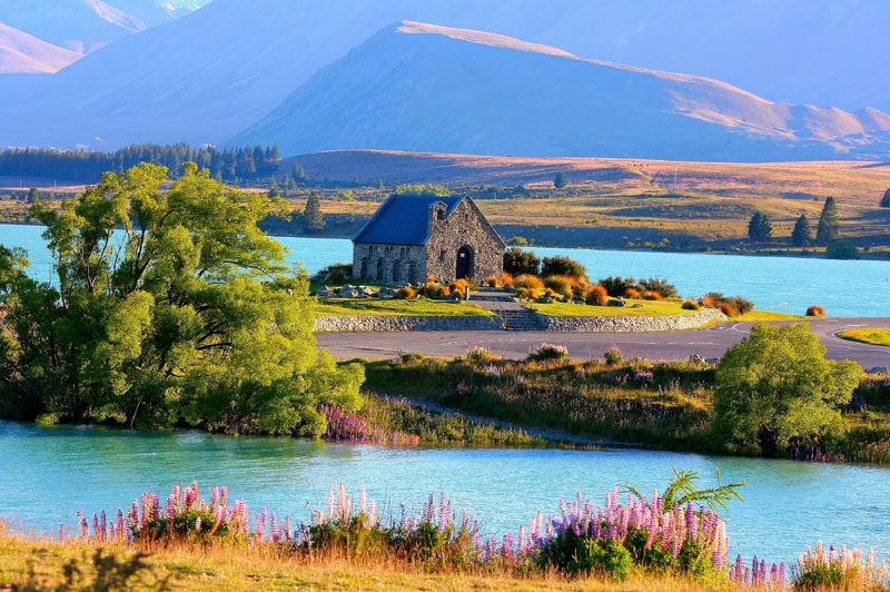 2. New Zealand Đất nước New Zealand nằm ở phía tây nam Thái Bình Dương. Nổi tiếng với loại hình du lịch mạo hiểm và phong cảnh tuyệt đẹp, New Zealand xếp thứ 2 trong danh sách xếp hạng. Du khách đến quốc gia này có thể trải nghiệm một loạt các hoạt động hấp dẫn từ nhảy bungee, đến đi thuyền kayak hay những chuyến bay dù lượn. Ảnh: AvalonCrossStitch.