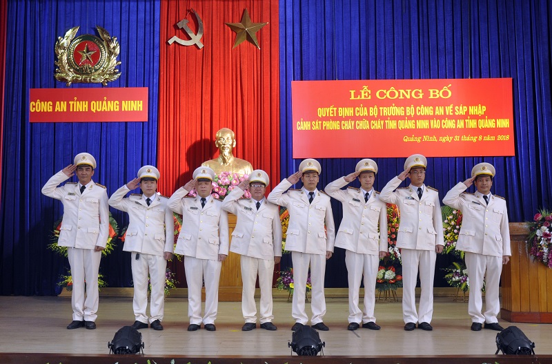 Lãnh đạo Phòng CS PCCC và CNCH Công an tỉnh Quảng Ninh ra mắt .