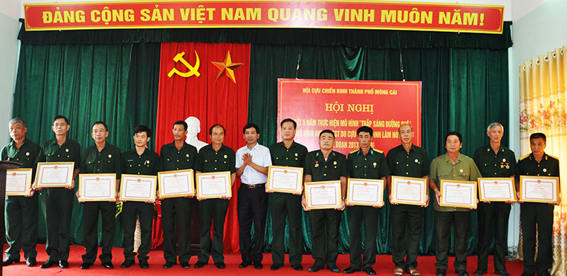Lãnh đạo TP trao giấy khen co các tập thể và cá nhân có thành tích trong thực hiện phong trào.