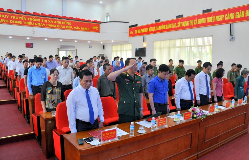 Các đại biểu dành một phút mặc niệm, tưởng nhớ công ơn các anh hùng liệt sỹ.
