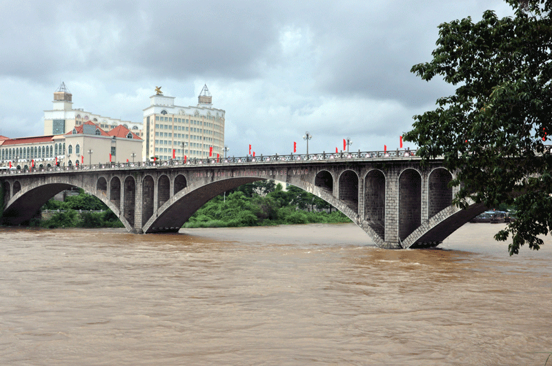 Nước sông Ka Long đang dâng cao.