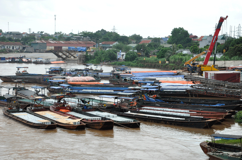 Đò sắt vận chuyển hàng hóa trên sông Ka Long cần neo đậu, chằng chống an toàn trước nguy cơ nước lũ dâng cao.