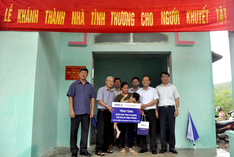 Bàn giao nhà tình nghĩa cho gia đình cháu Đặng Thùy Phương Anh, thôn Châu Hà, xã Quảng Lợi, Đầm Hà.