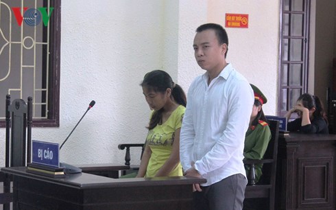 Bị cáo Hiền và Hòa tại phiên xét xử sơ thẩm.