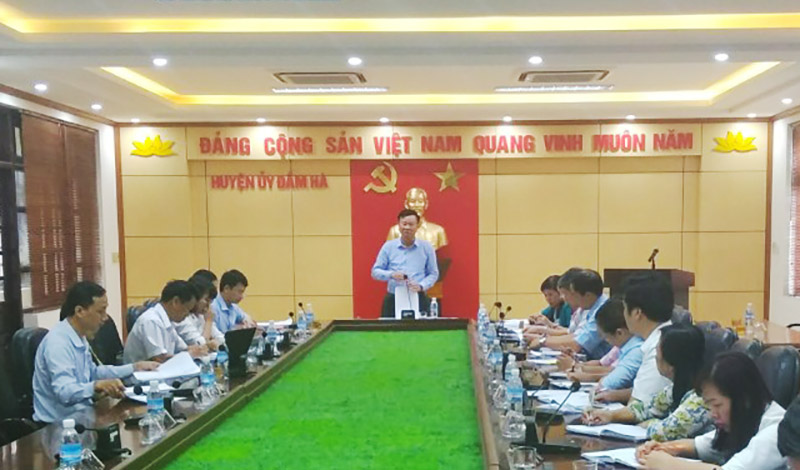 Đồng chí Nguyễn Văn Hưởng, Trưởng Ban Dân vận Tỉnh ủy, Chủ tịch Ủy ban MTTQ tỉnh phát biểu tại buổi làm việc.