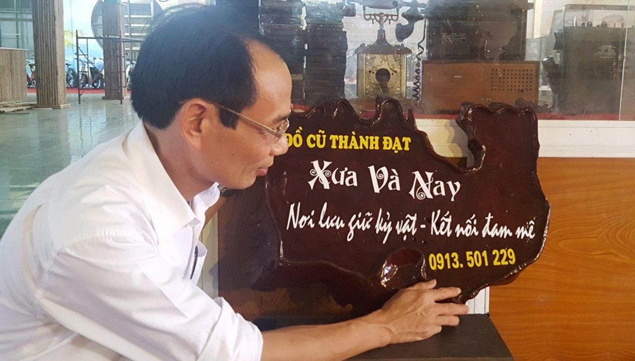 Khách đến chợ không hẳn chỉ để mua hàng mà còn dành thời gian thăm quan và so sánh về những vật dụng xưa và nay