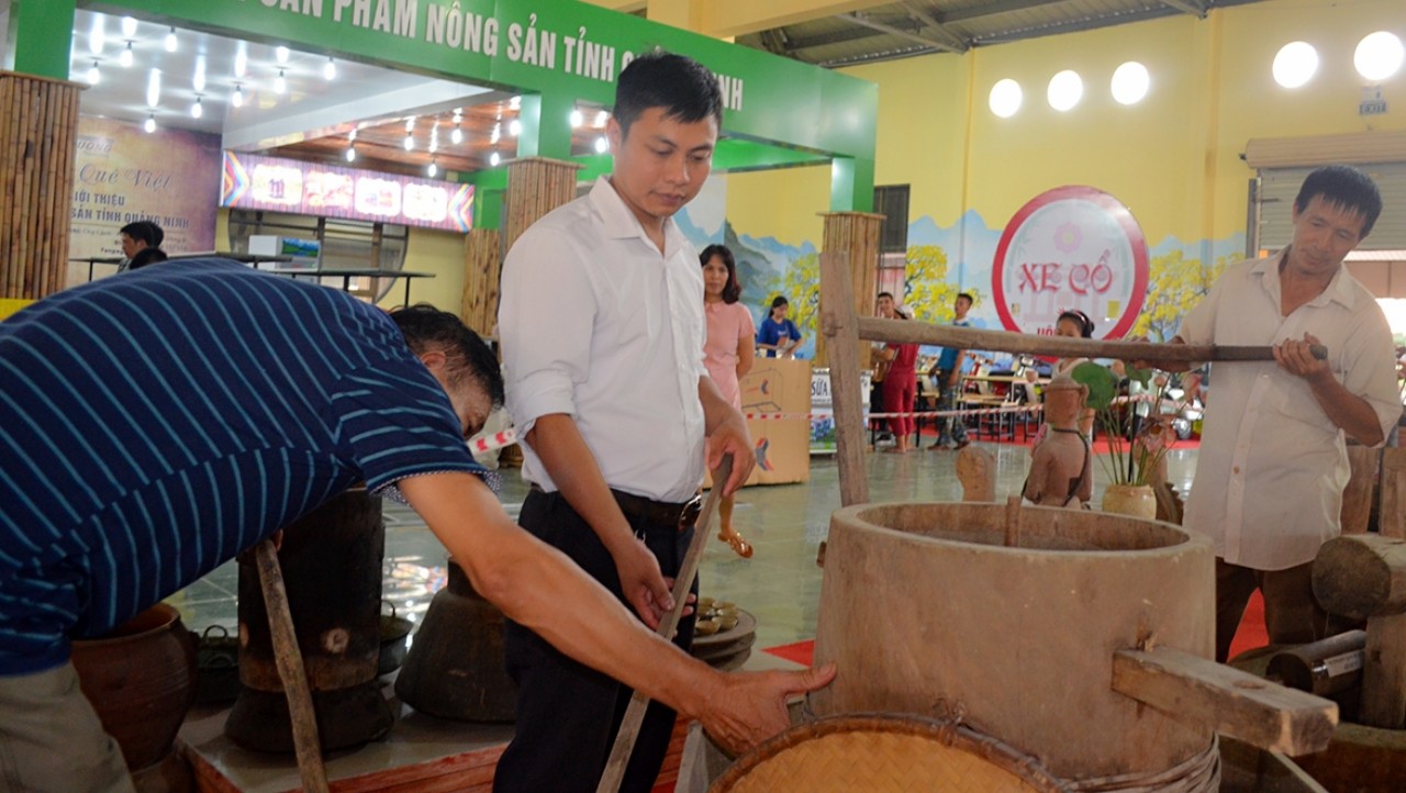 Các du khách trên cho biết đến từ vùng nông thôn Hải Hậu (Nam Định). Họ rất thích thú với chiếc mâm đồng, vốn quen thuộc với mỗi nếp nhà nông dân cũng như thể hiện các động tác xay gạo bằng cối gỗ