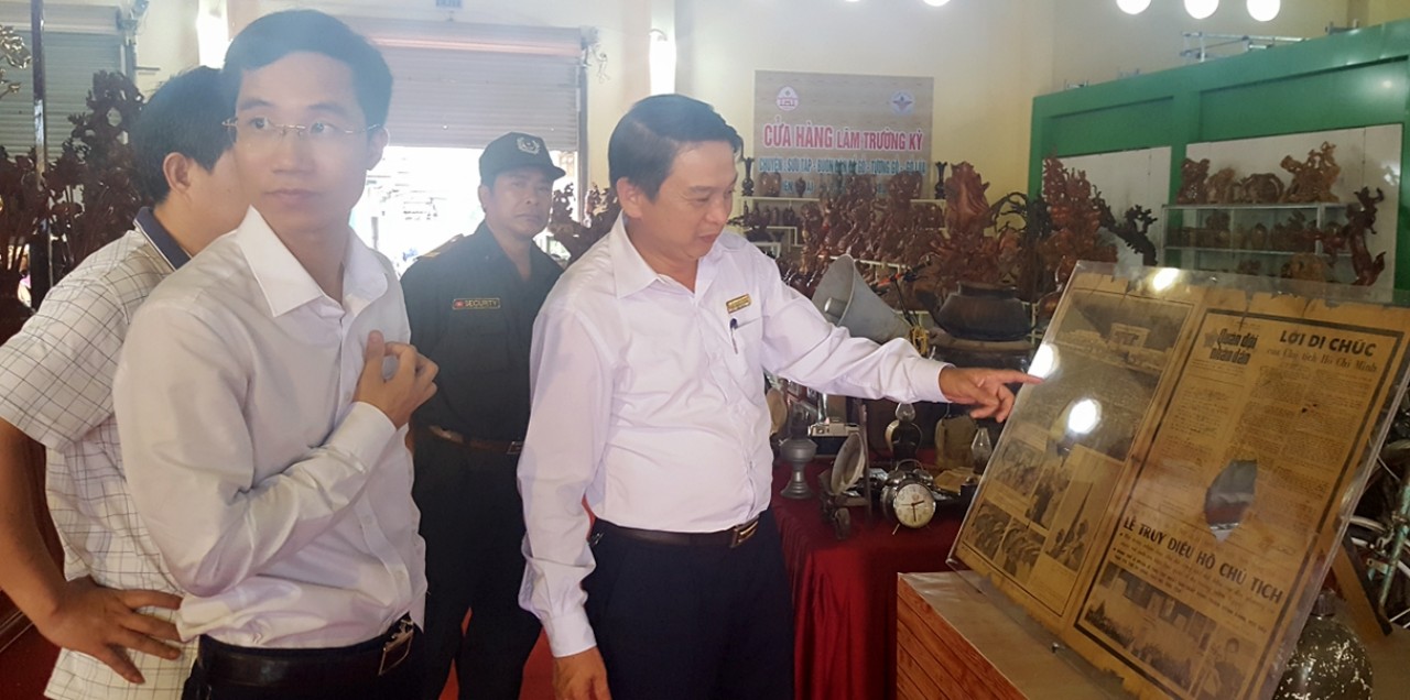 Ở chợ Cảnh du lịch Uông Bí, khá thú vị là con bắt gặp những ấn phấm báo chí từ những năm 1950 của thế kỷ trước 