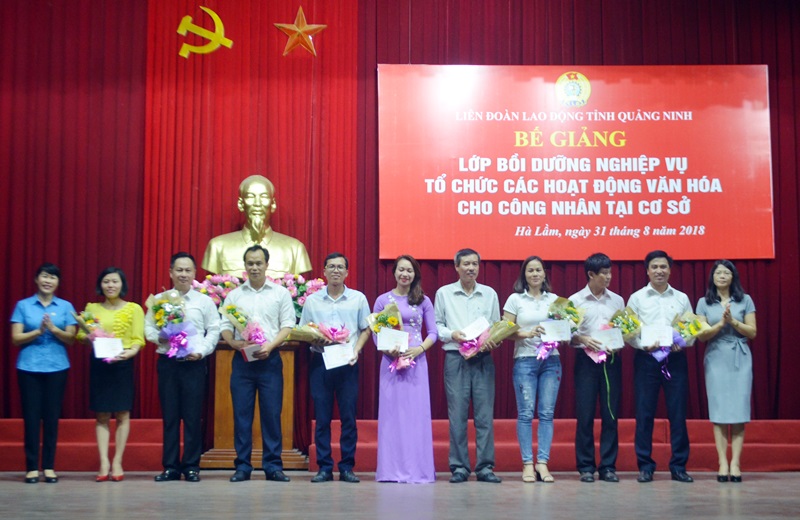 Lãnh đạo Tổng LĐLĐ Việt Nam và LĐLĐ tỉnh trao giấy chứng nhận cho các học viên đạt loại giỏi lớp học.