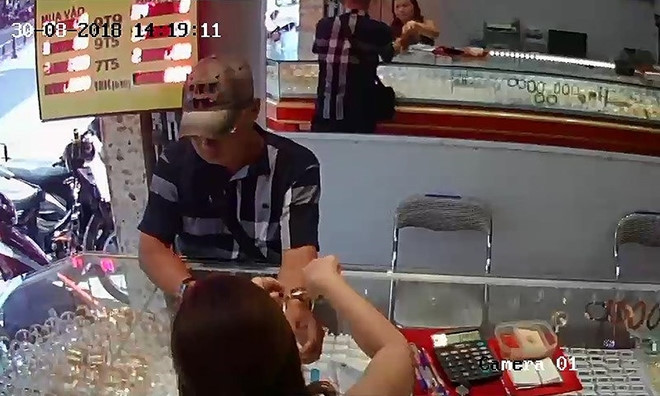Hình ảnh người đàn ông lạ mặt bị camera ghi lại.