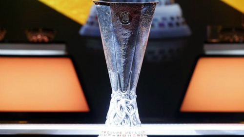 Chiếc cup Europa League trong lễ bốc thăm vòng bảng. Ảnh: UEFA.