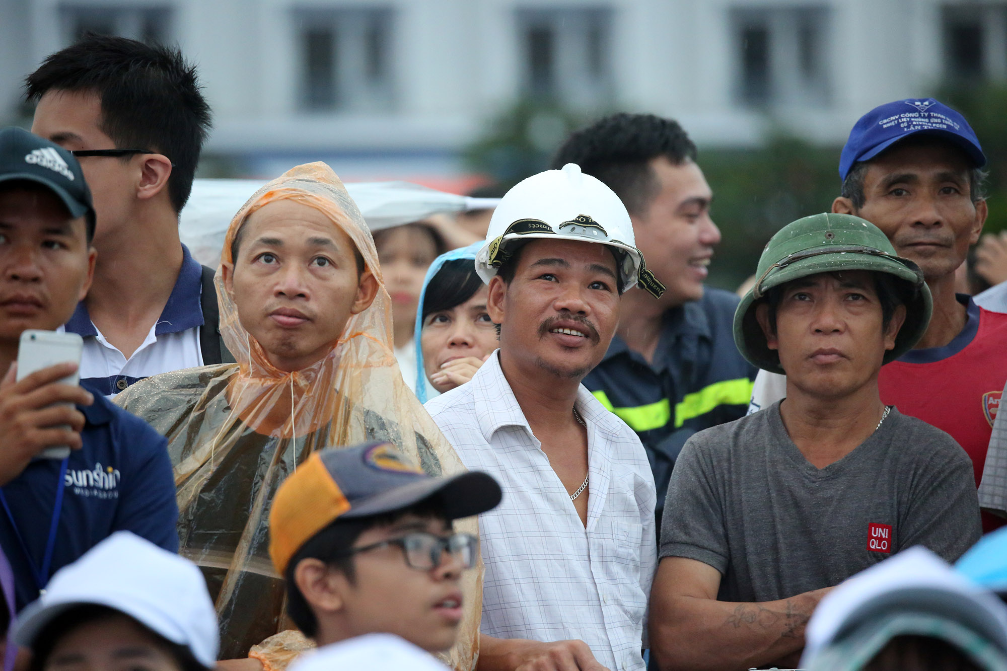 Rất đông người dân cũng đến tham gia theo dõi và cổ vũ cho Hoàng Cường.