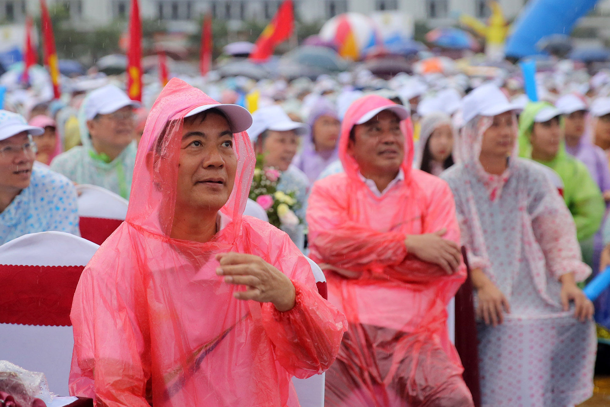 Những gương mặt lo lắng khi Hoàng Cường chỉ dành được 50 điểm, số điểm thấp nhất trong 4 thí sinh ở phần thi khởi động