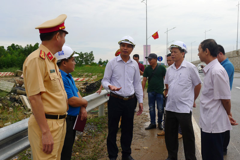 Đồngg chí Vũ Văn Diện, Phó Chủ tịch UBND tỉnh kiểm tra công tác đảm bảo trật tự ATGT trên tuyến cao tốc Hạ Long- Hải Phòng