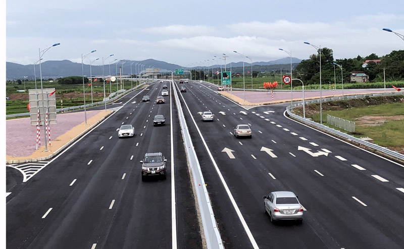 Sau một ngày đưa vào sử dụng tuyến cao tốc Hạ Long - Vân Đồn lượng phương tiên tham gia rất đông