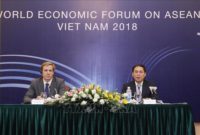 Thứ trưởng Thường trực Bộ Ngoại giao, Trưởng ban Tổ chức Hội nghị WEF ASEAN 2018 Bùi Thanh Sơn và Giám đốc khu vực Châu Á - Thái Bình Dương của Diễn đàn Kinh tế thế giới Justin Wood đồng chủ trì họp báo. Ảnh: Lâm Khánh /TTXVN