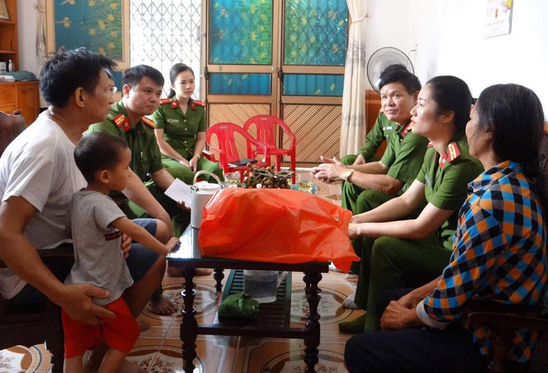 Thiếu tá Hảo (thứ 2 bên phải) cùng CBCS đơn vị thăm, tặng quà gia đình liệt sỹ tại phường Quang Hanh.