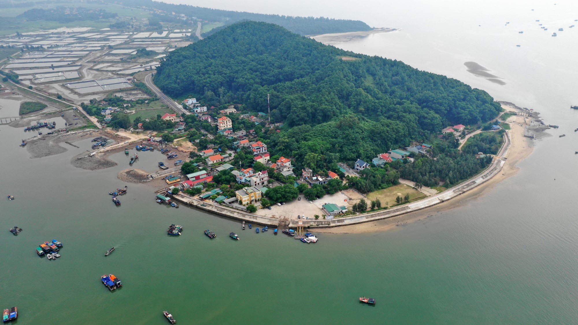 Mũi Ngọc, điểm đầu tiên của chữ S bản đồ Việt Nam.