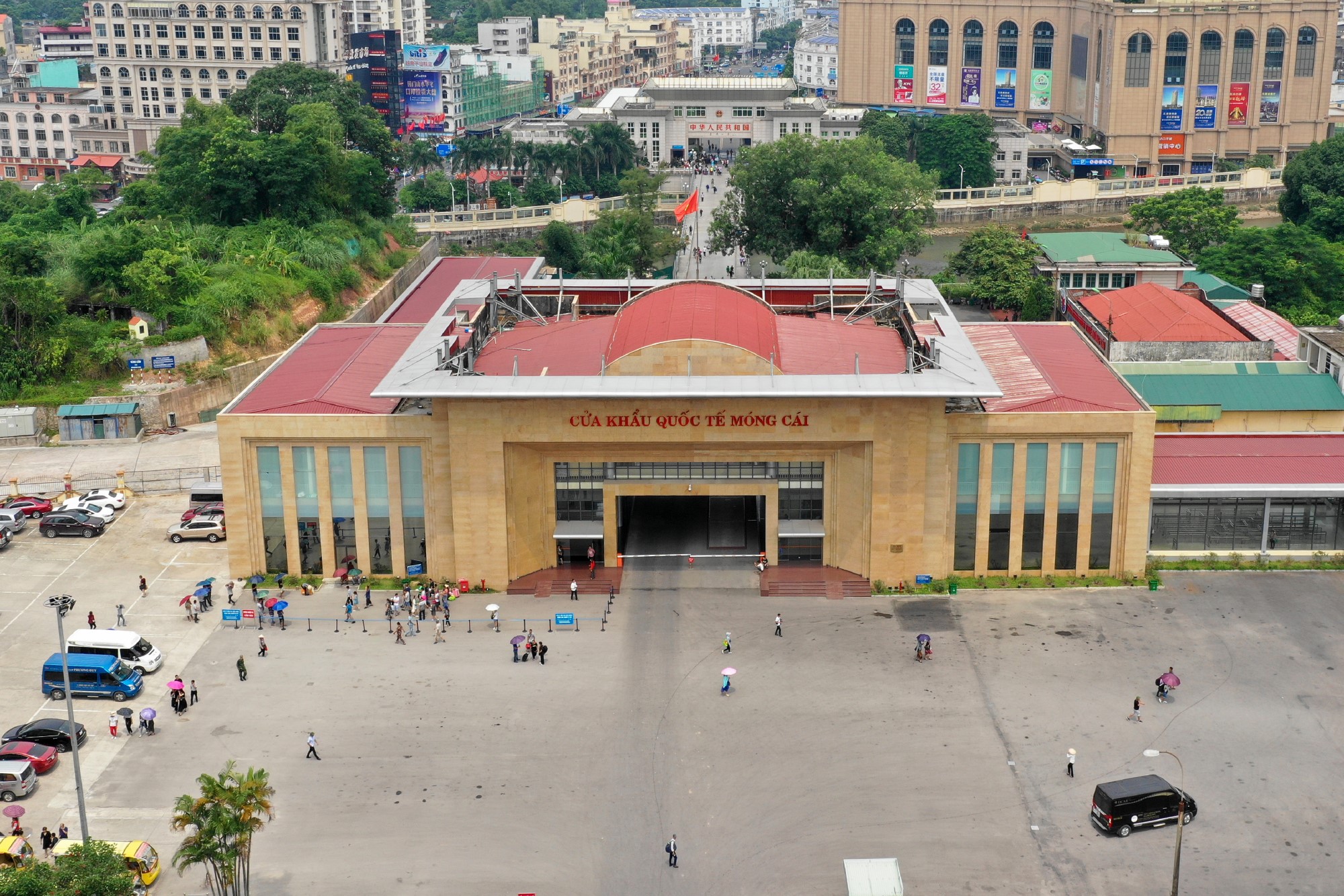 Cửa khẩu quốc tế Móng Cái là nơi thông thương với tỉnh Quảng Tây, Trung Quốc.